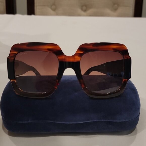 Authentic Gucci sunglasses with case - Picture 3 of 10
